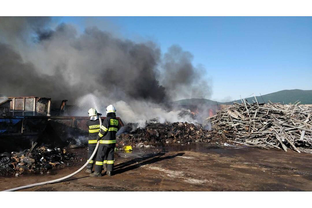 FOTO: Požiar chatrčí a odpadu v obci Čaňa, foto 4