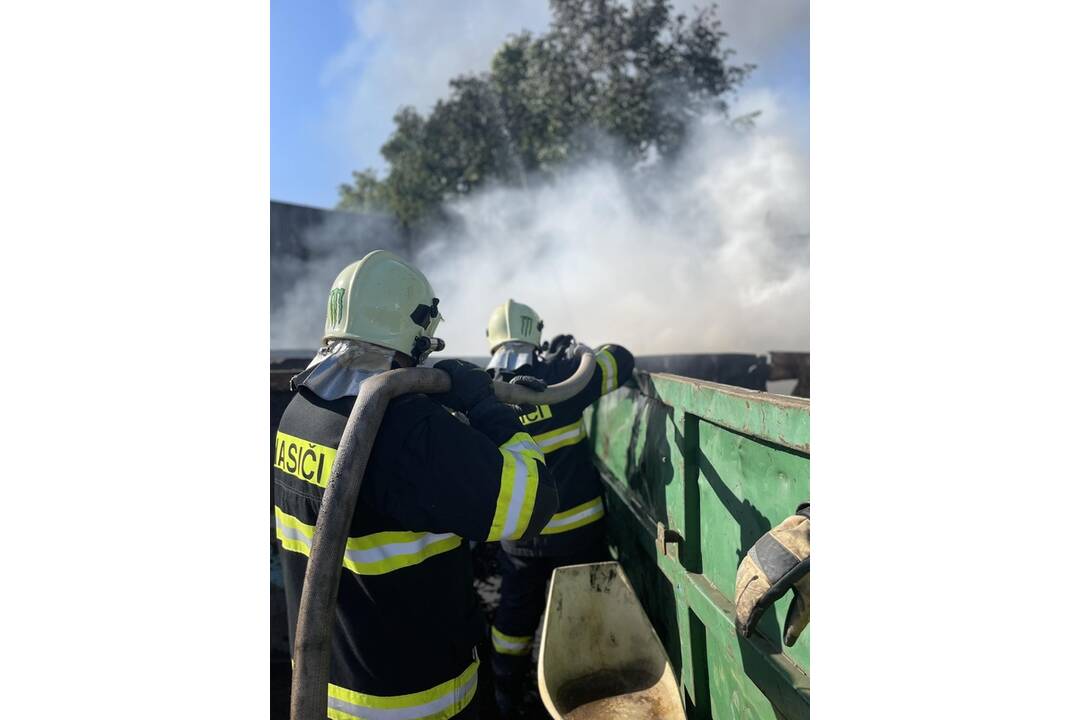 FOTO: Požiar chatrčí a odpadu v obci Čaňa, foto 5