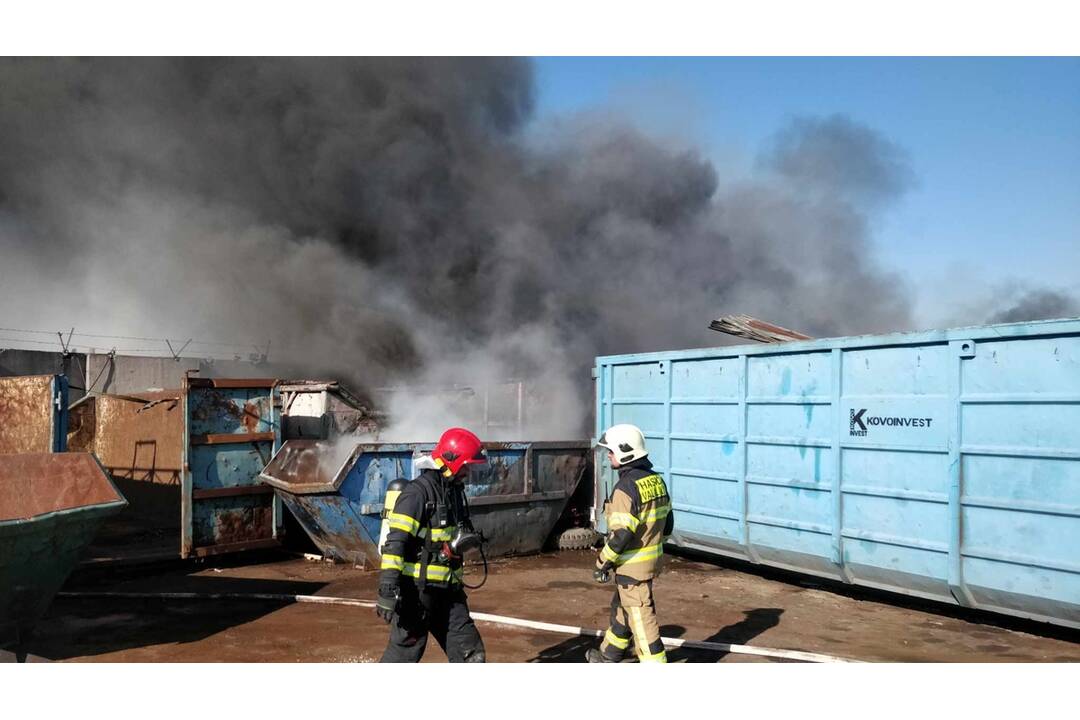 FOTO: Požiar chatrčí a odpadu v obci Čaňa, foto 6