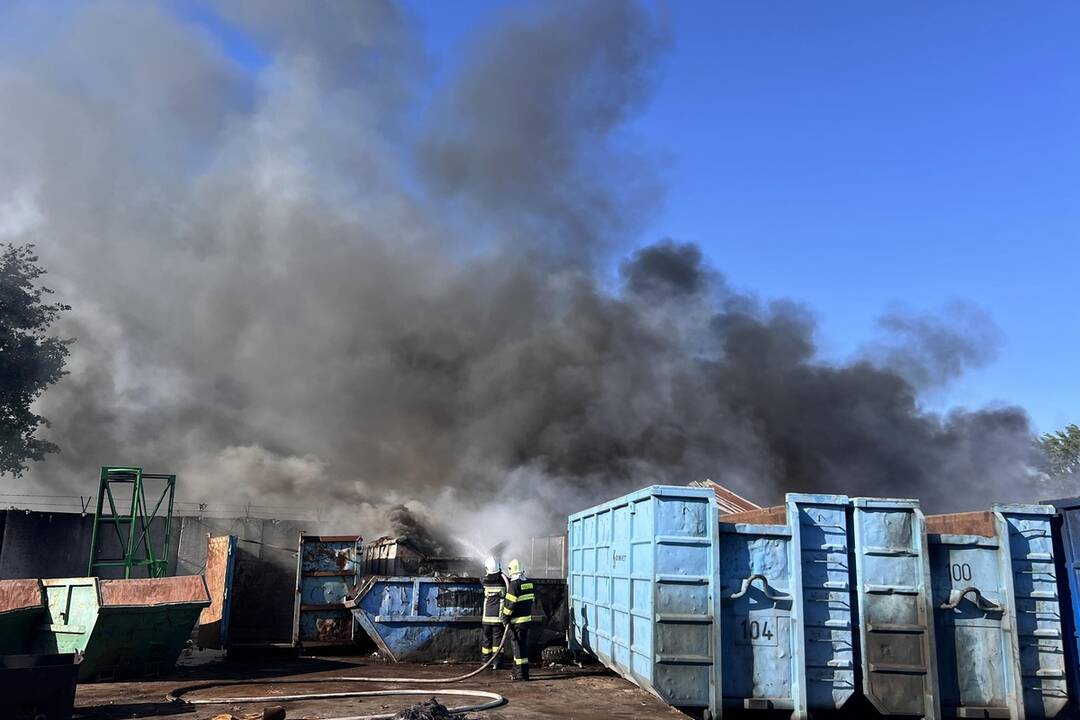 FOTO: Požiar chatrčí a odpadu v obci Čaňa, foto 7