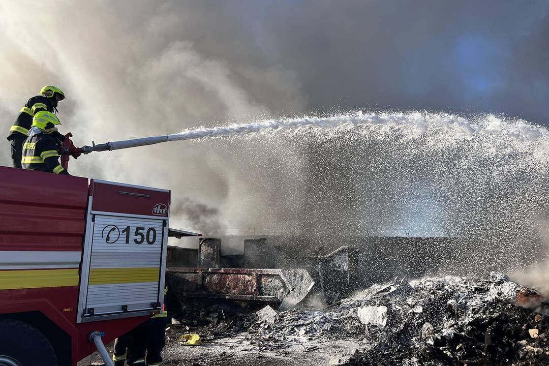 FOTO: Požiar chatrčí a odpadu v obci Čaňa, foto 8