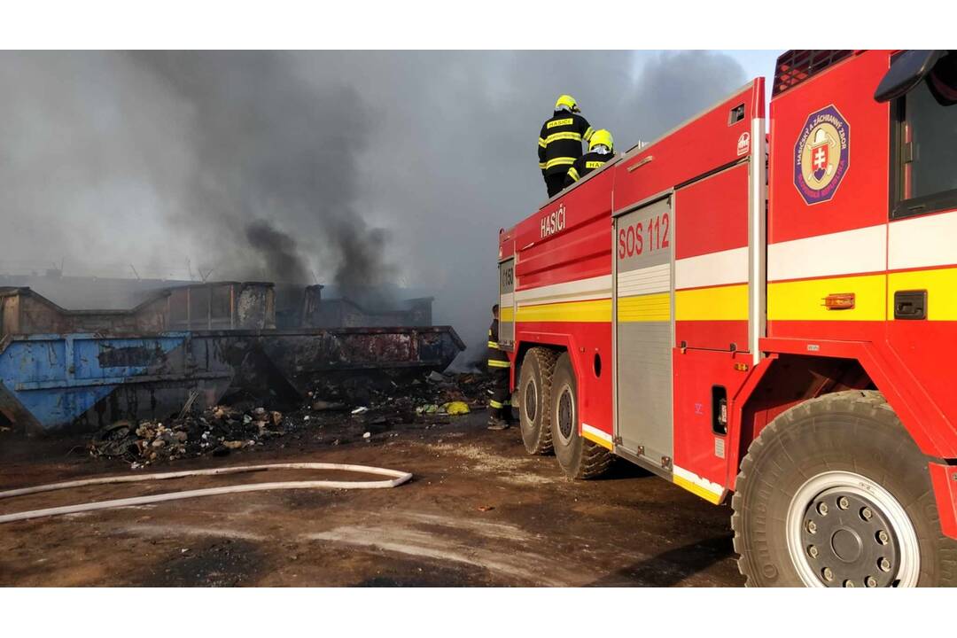 FOTO: Požiar chatrčí a odpadu v obci Čaňa, foto 9