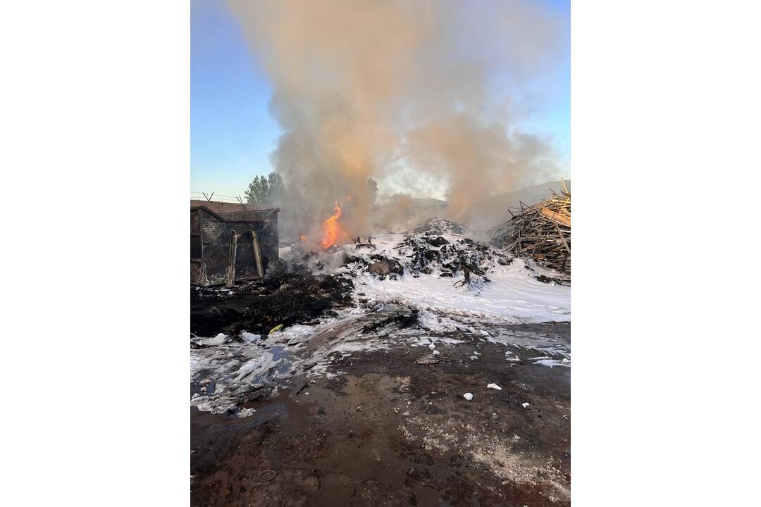 FOTO: Požiar chatrčí a odpadu v obci Čaňa, foto 10