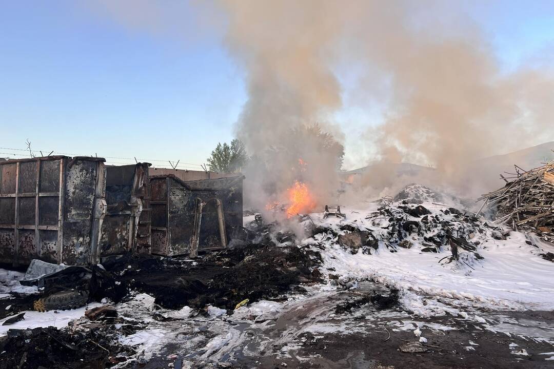 FOTO: Požiar chatrčí a odpadu v obci Čaňa, foto 11