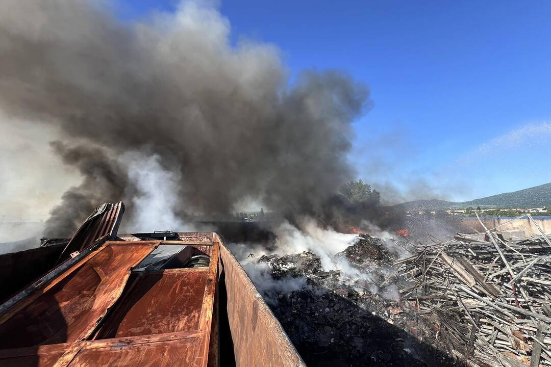 FOTO: Požiar chatrčí a odpadu v obci Čaňa, foto 12