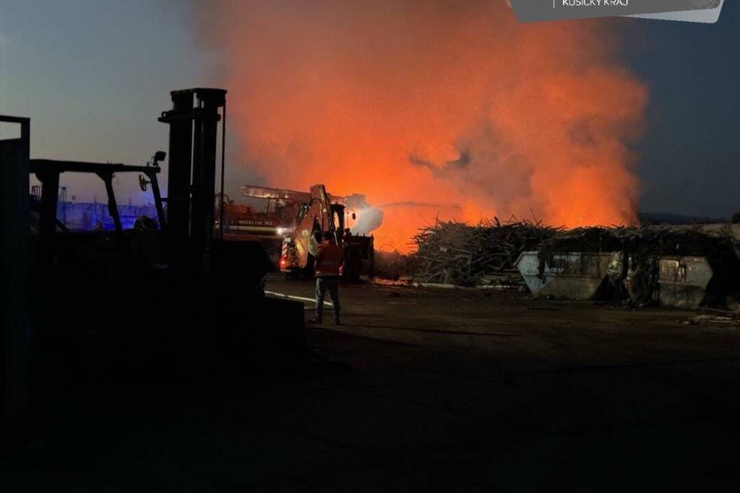 FOTO: Požiar chatrčí a odpadu v obci Čaňa, foto 13