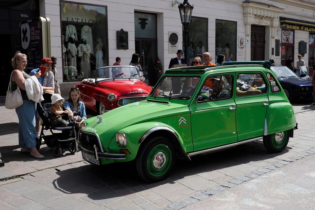 FOTO: Retro atmosféra na Hlavnej ulici. Zaplnili ju dobové veterány, foto 39