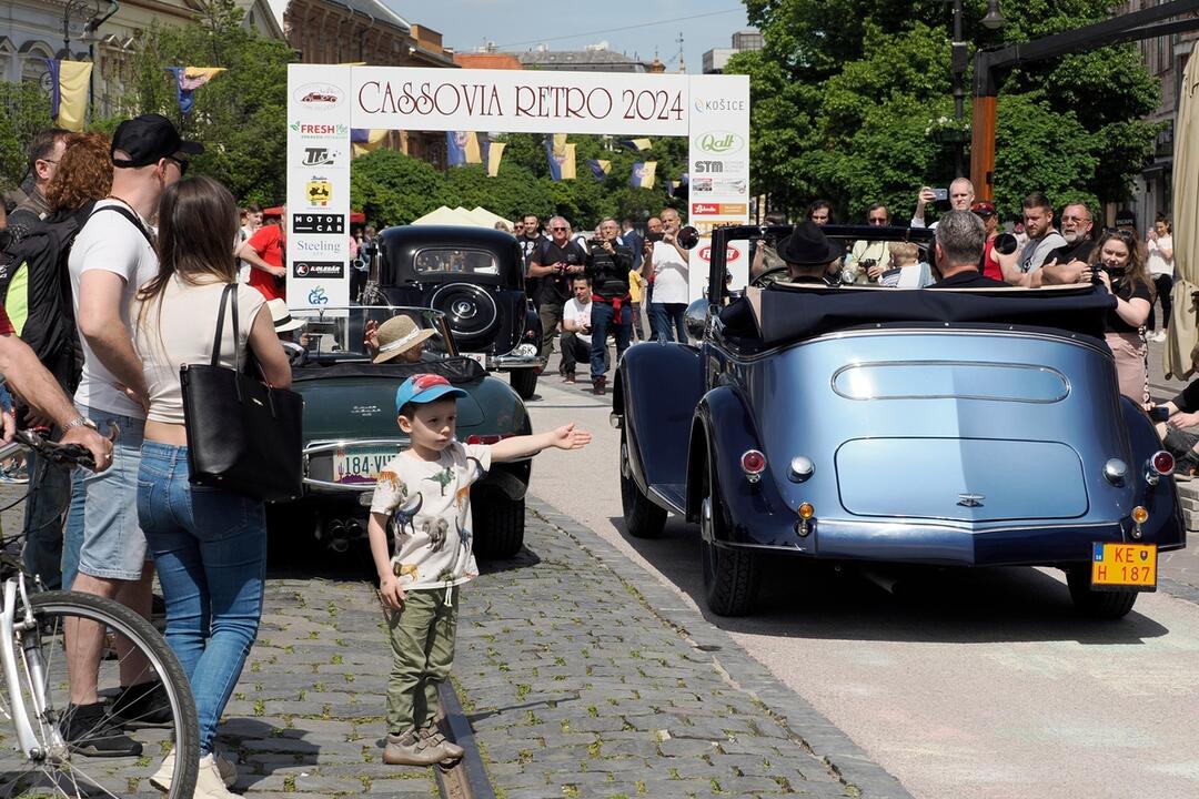 FOTO: Retro atmosféra na Hlavnej ulici. Zaplnili ju dobové veterány, foto 48