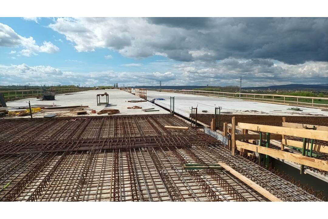 FOTO: Na košickom obchvate pribúdajú mosty a protihlukové steny, foto 2