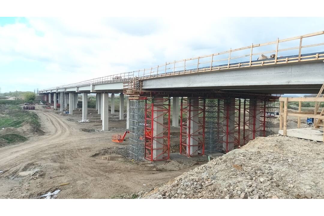 FOTO: Na košickom obchvate pribúdajú mosty a protihlukové steny, foto 3
