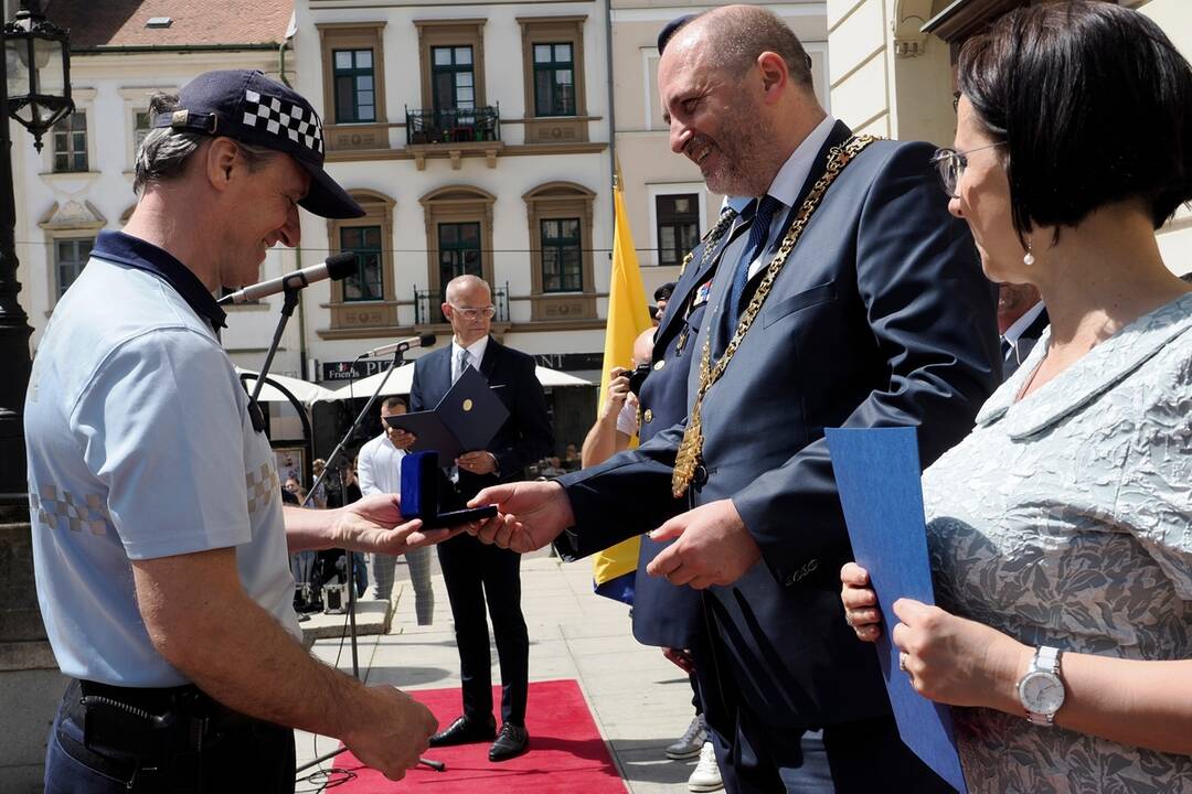 FOTO: Košice ocenili mestských policajtov za ich službu, foto 6
