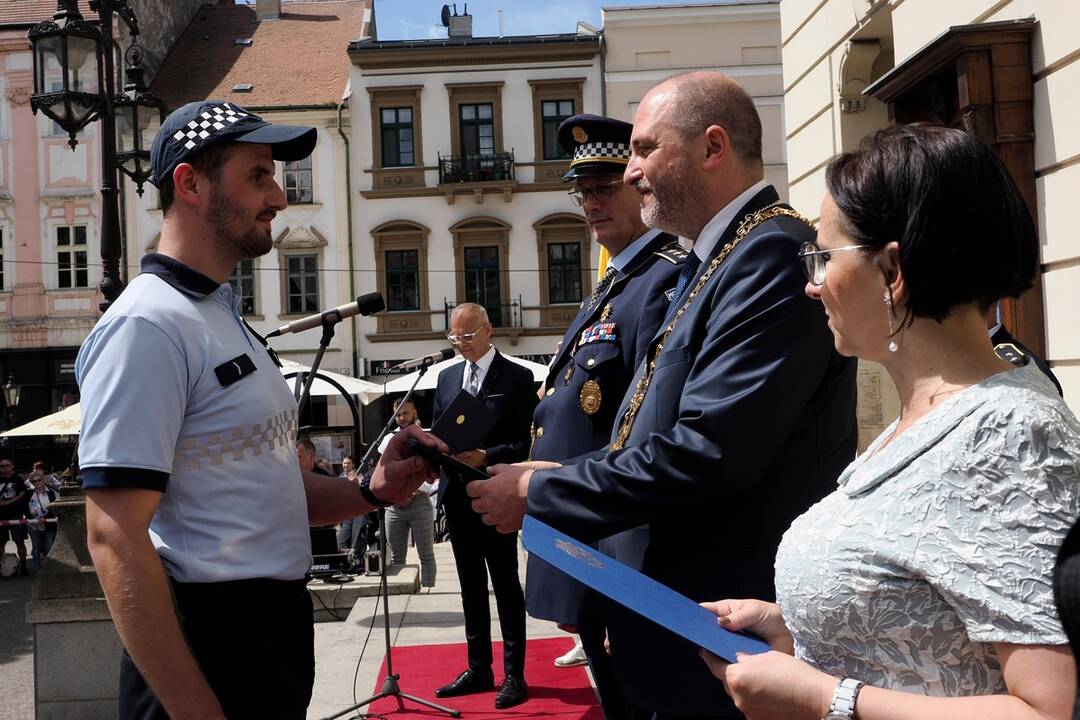 FOTO: Košice ocenili mestských policajtov za ich službu, foto 27