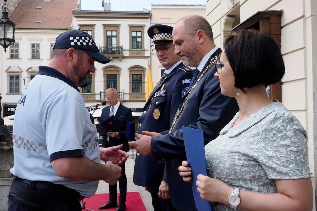 FOTO: Košice ocenili mestských policajtov za ich službu, foto 50
