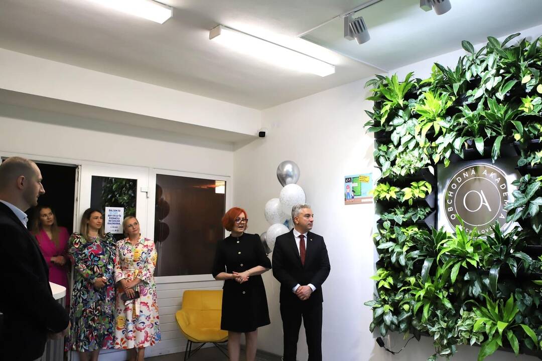 FOTO: Študenti Obchodnej akadémie v Michalovciach sa učia vo vynovených priestoroch, foto 2