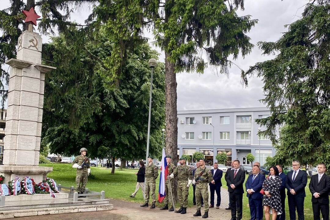 FOTO: Pietny akt kladenia vencov v Sobranciach a Michalovciach, foto 10