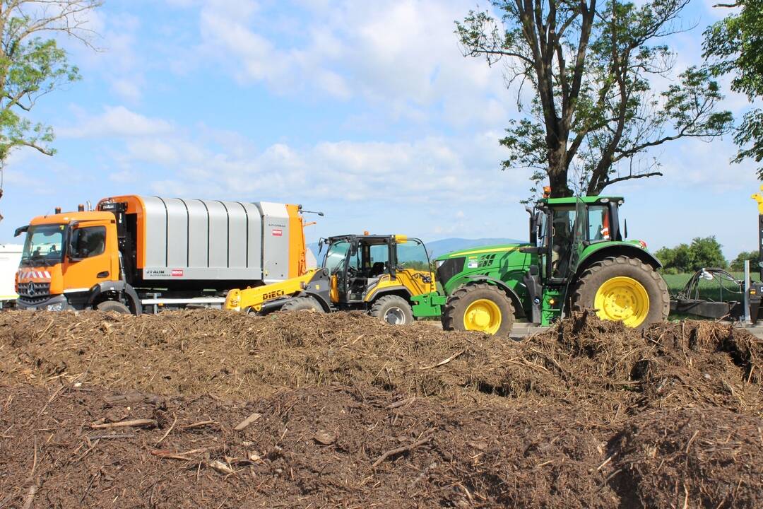 FOTO: V Trebišove otvorili novú kompostáreň, foto 1