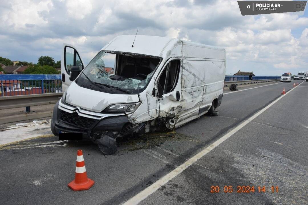 FOTO:  Medzi Čečejovcami a Moldavou sa prevrátila dodávka, foto 3