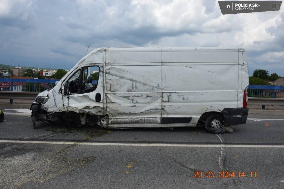 FOTO:  Medzi Čečejovcami a Moldavou sa prevrátila dodávka, foto 1