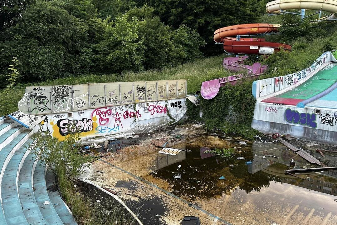 FOTO: Chátrajúce kúpalisko Triton, foto 5