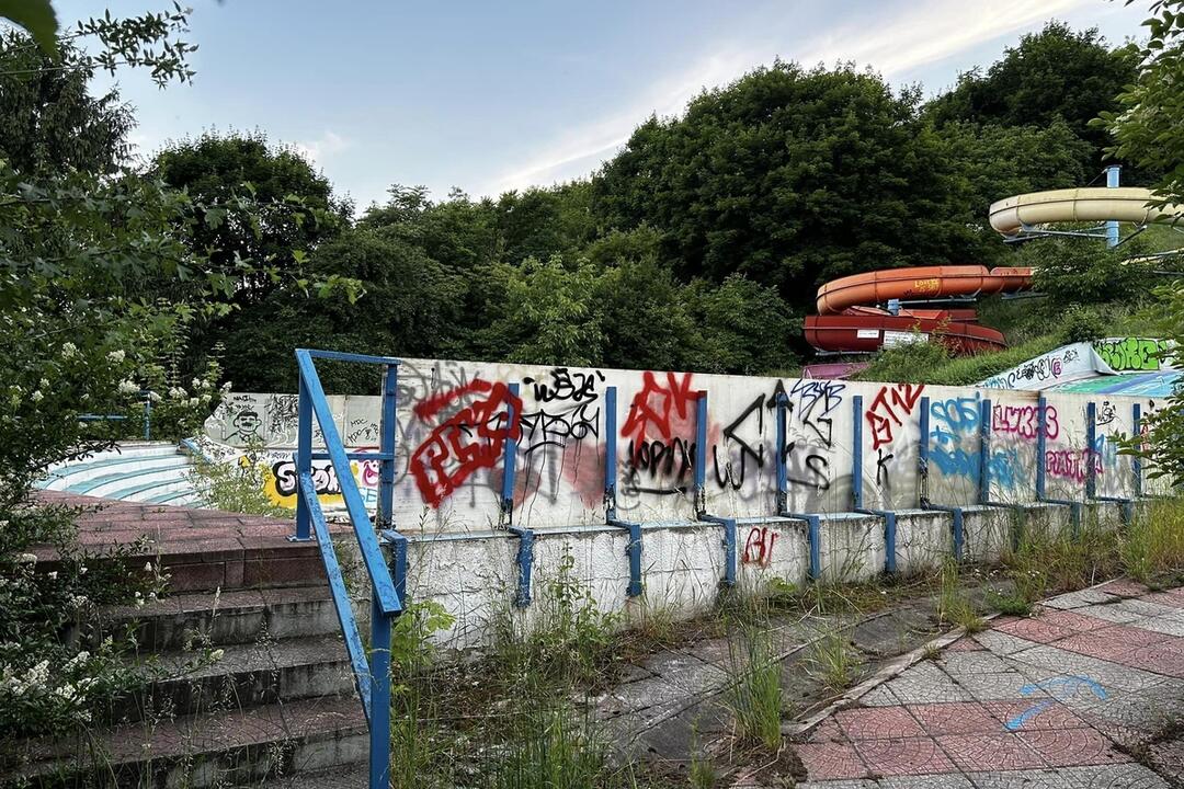 FOTO: Chátrajúce kúpalisko Triton, foto 8