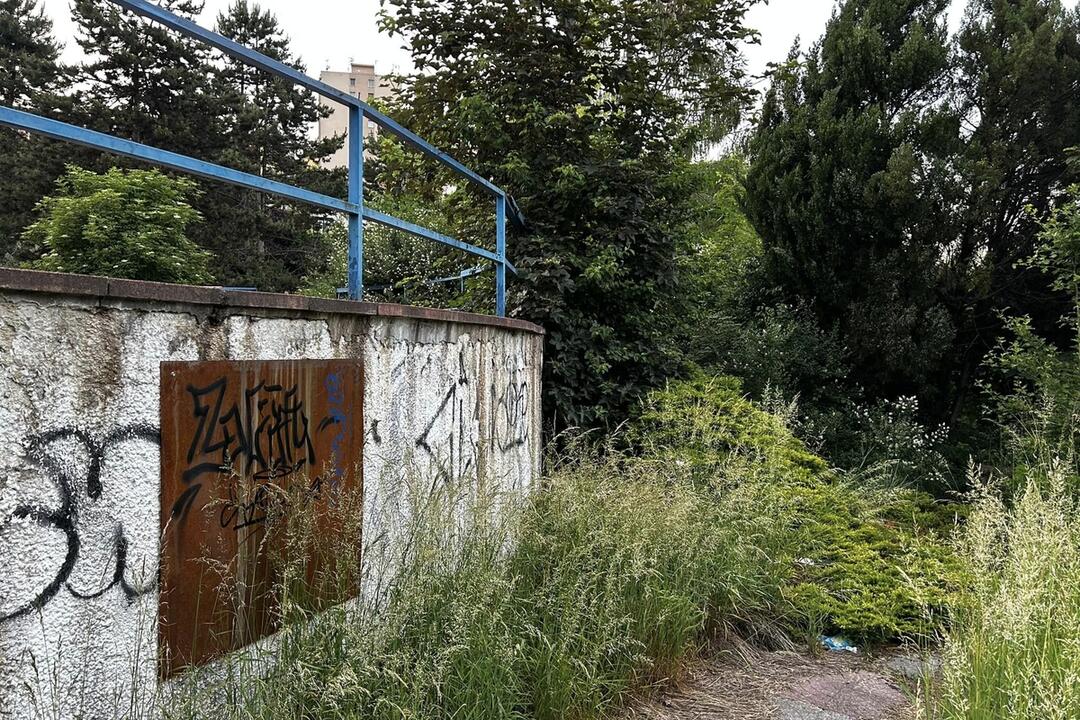 FOTO: Chátrajúce kúpalisko Triton, foto 10