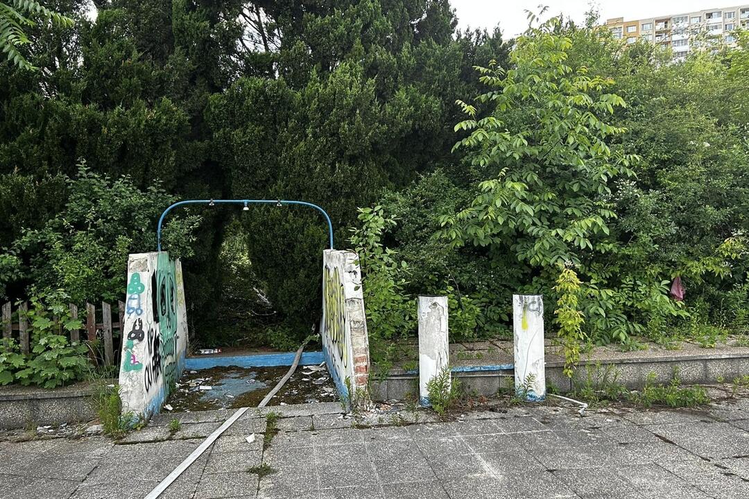 FOTO: Chátrajúce kúpalisko Triton, foto 12