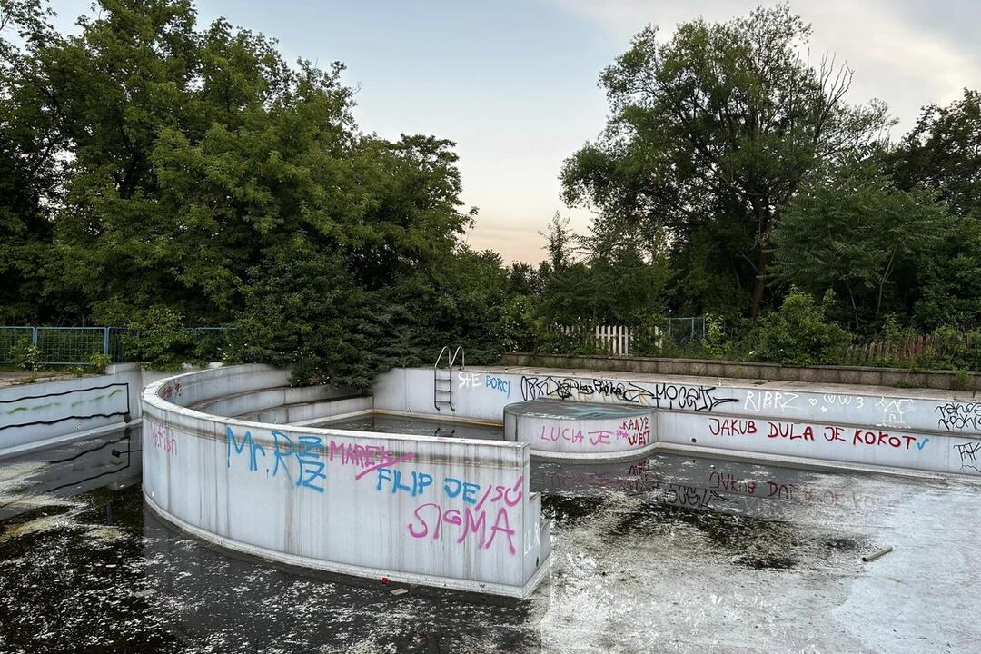 FOTO: Chátrajúce kúpalisko Triton, foto 17