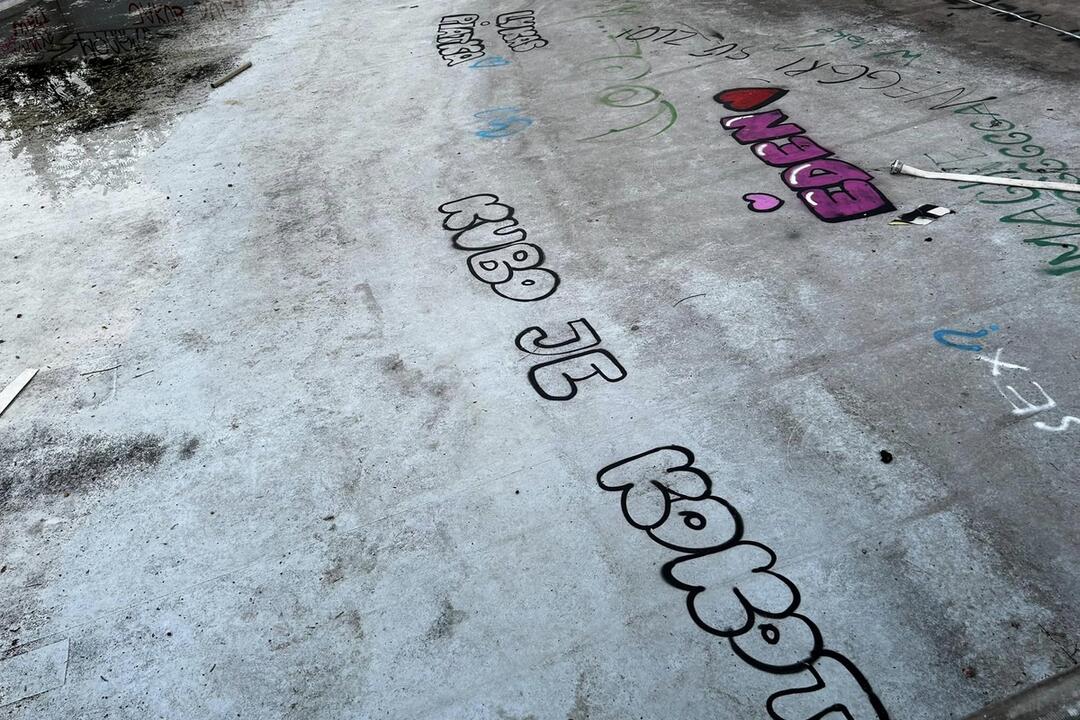 FOTO: Chátrajúce kúpalisko Triton, foto 18