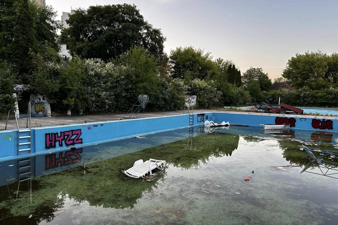 FOTO: Chátrajúce kúpalisko Triton, foto 20