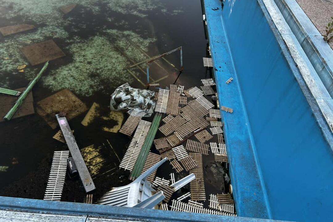 FOTO: Chátrajúce kúpalisko Triton, foto 21