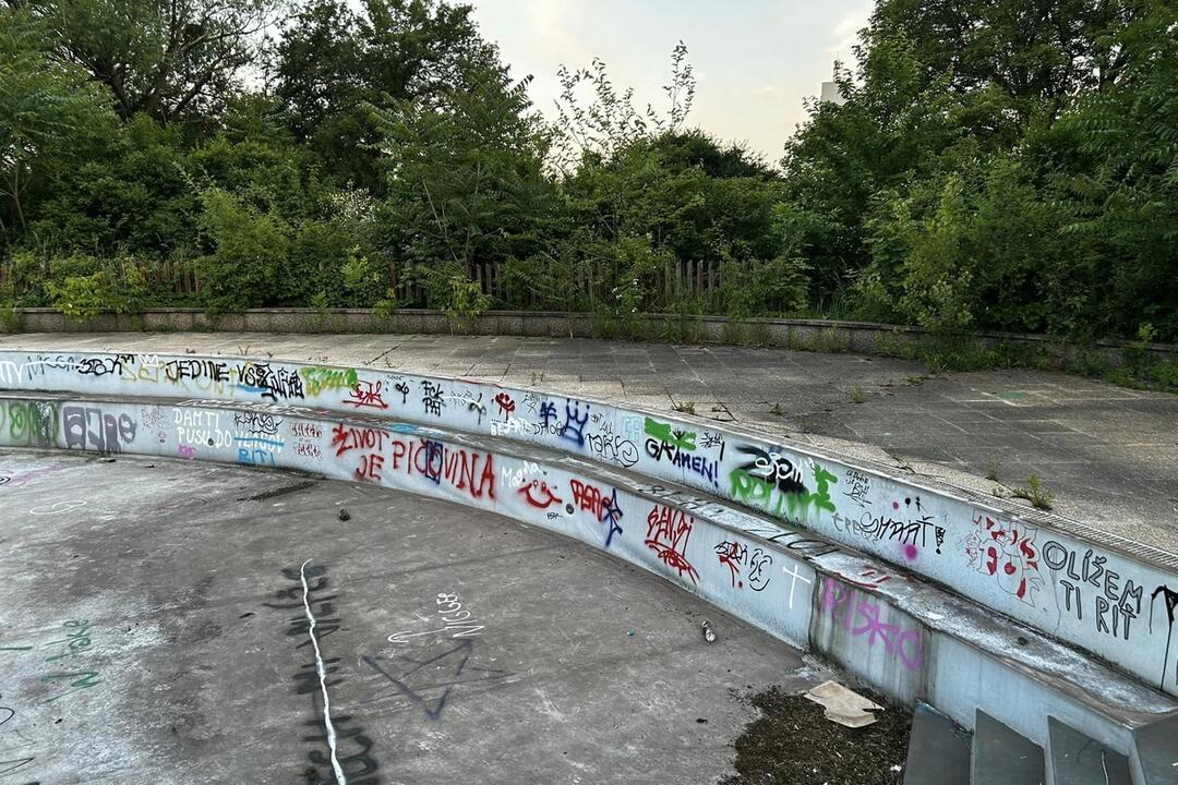 FOTO: Chátrajúce kúpalisko Triton, foto 22