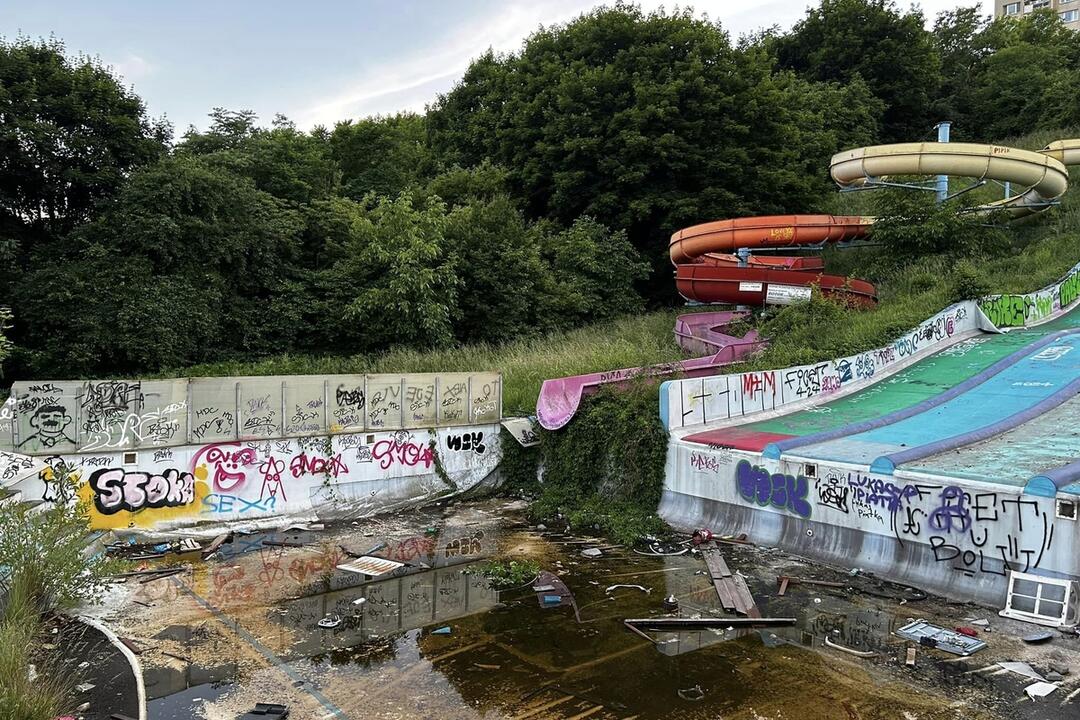 FOTO: Chátrajúce kúpalisko Triton, foto 25