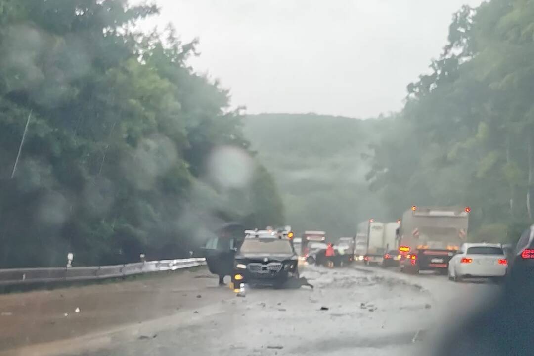 FOTO: Dopravná nehoda na Dargove a nepriaznivé počasie potrápili vodičov, foto 2