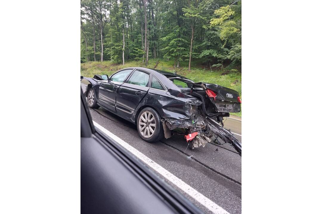 FOTO: Dopravná nehoda na Dargove a nepriaznivé počasie potrápili vodičov, foto 1