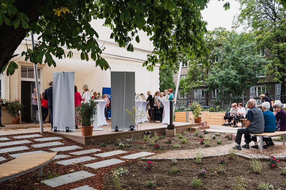 FOTO: Na novej terase v Centre aktívneho starnutia sa môžu seniori všestranne realizovať, foto 1