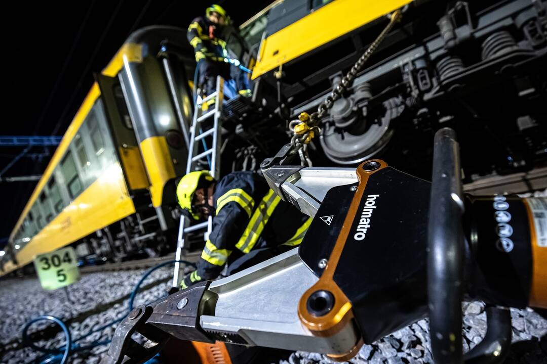 FOTO: Tragická zrážka rýchlika s nákladným vlakom v Pardubiciach, foto 5