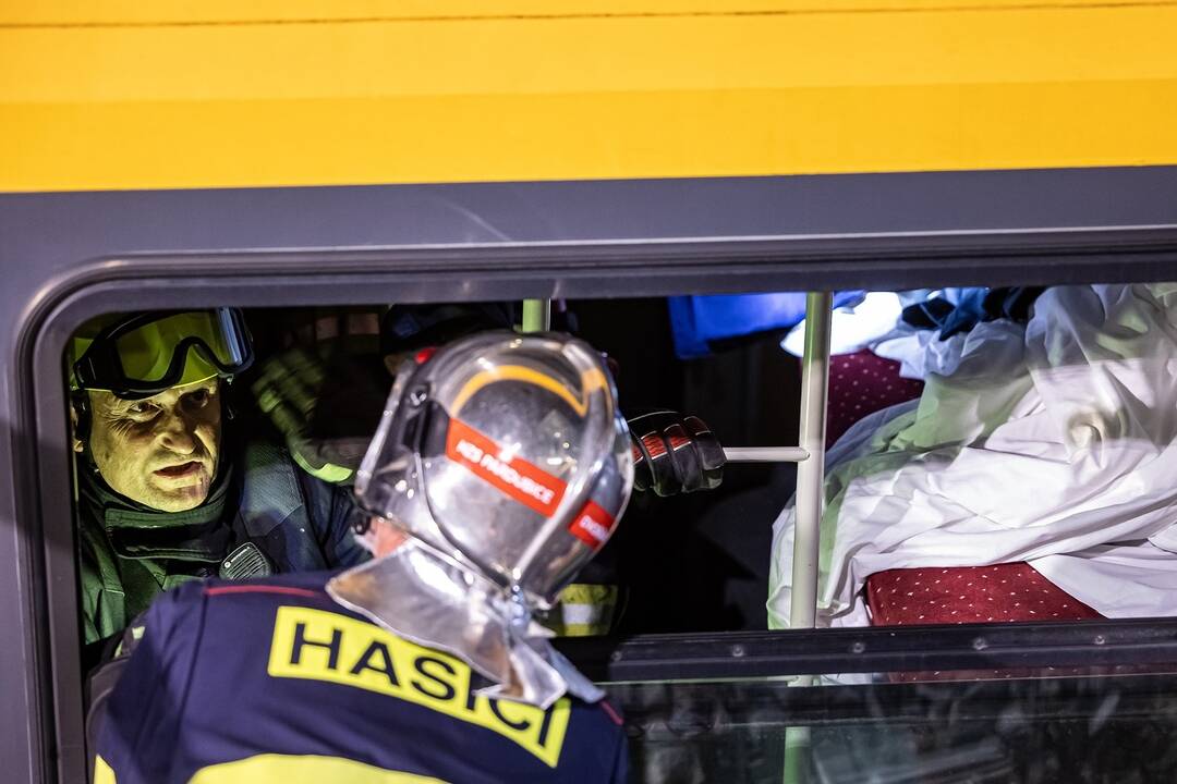 FOTO: Tragická zrážka rýchlika s nákladným vlakom v Pardubiciach, foto 6