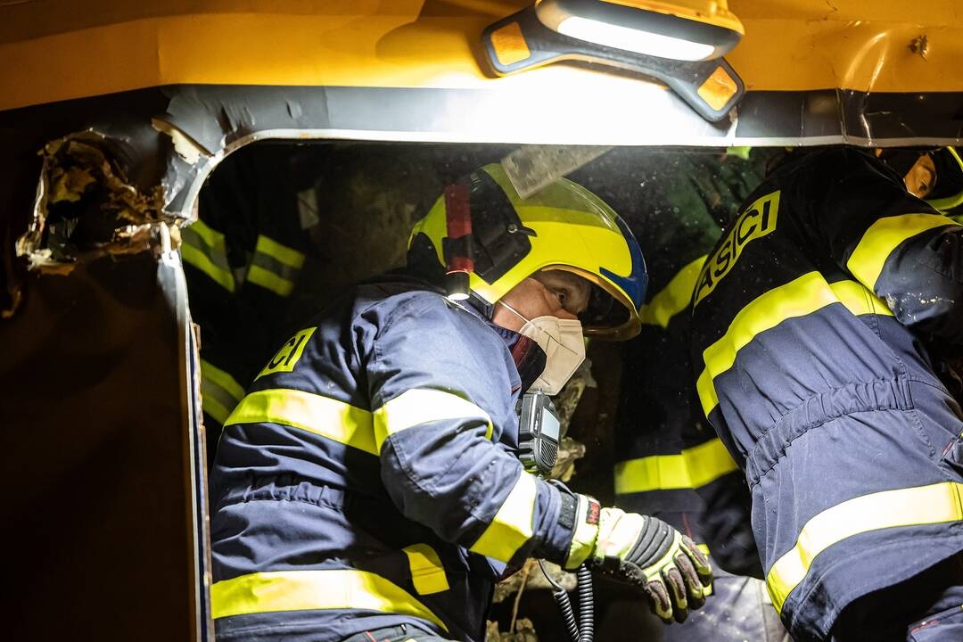 FOTO: Tragická zrážka rýchlika s nákladným vlakom v Pardubiciach, foto 17