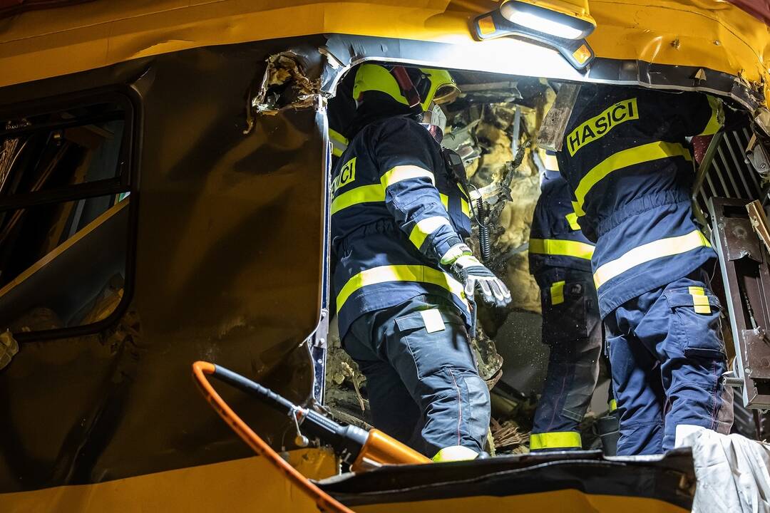 FOTO: Tragická zrážka rýchlika s nákladným vlakom v Pardubiciach, foto 19