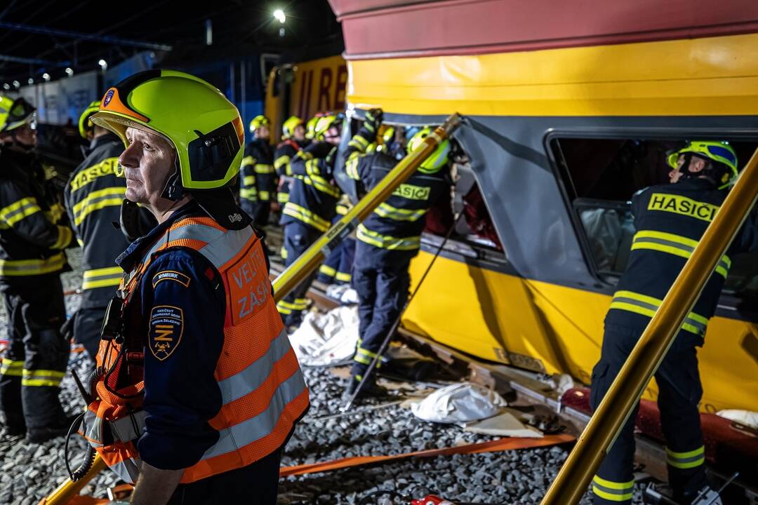 FOTO: Tragická zrážka rýchlika s nákladným vlakom v Pardubiciach, foto 23