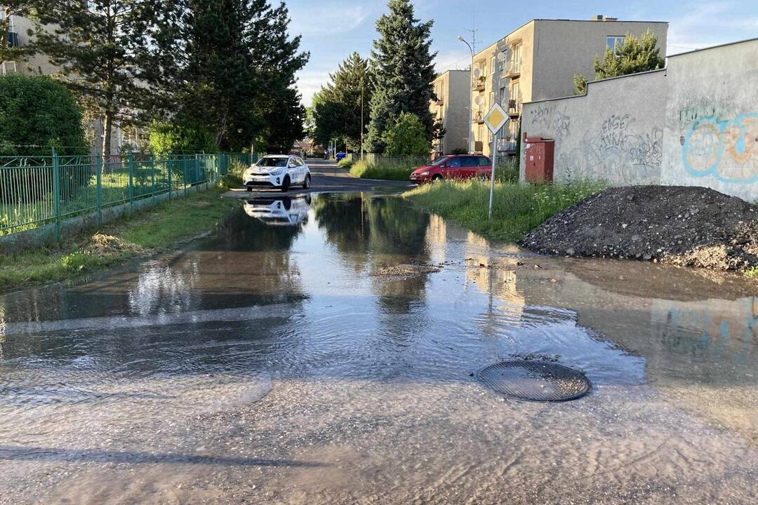 FOTO: Protipovodňové zábrany v Smižanoch pri havárii na vodovodnom potrubí, foto 8