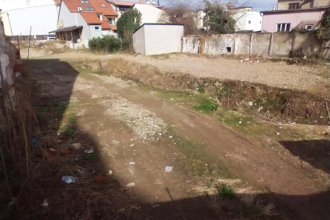 FOTO: Pozemok na Timonovej ulici sa nachádza v katastrofálnom stave. Dočká sa rekonštrukcie?, foto 1