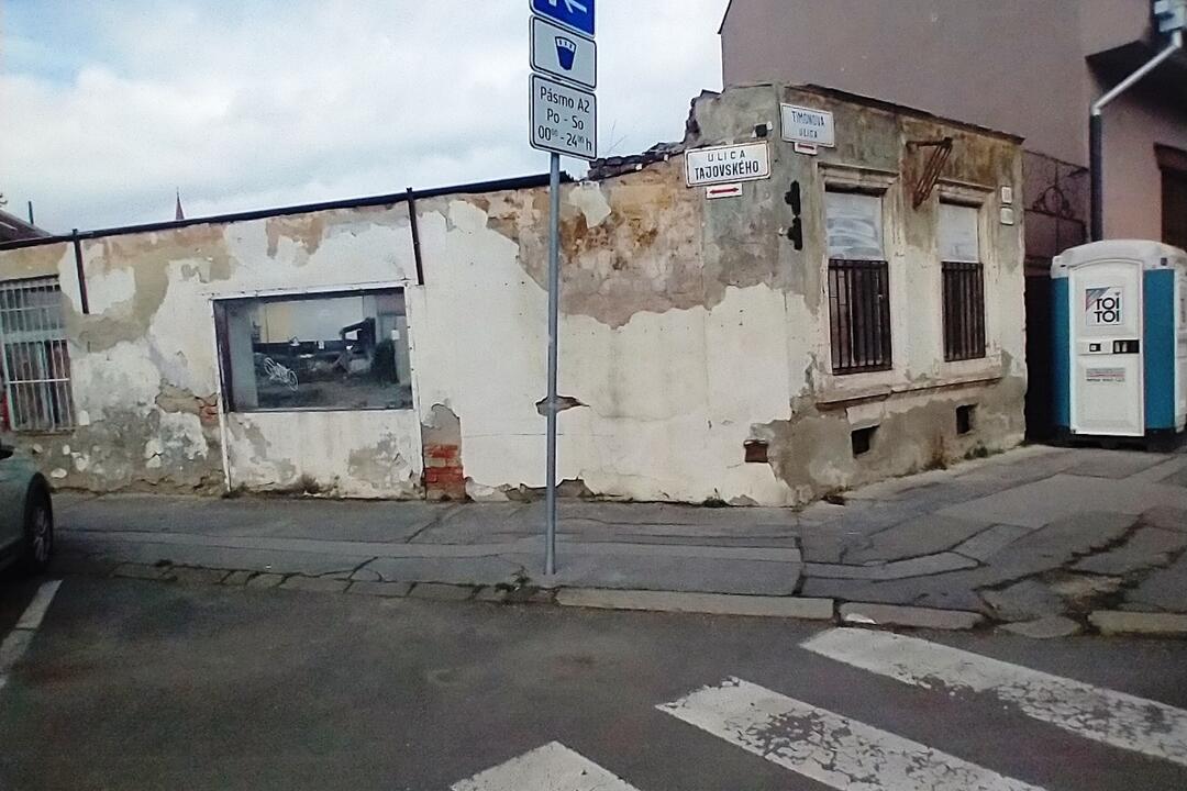FOTO: Pozemok na Timonovej ulici sa nachádza v katastrofálnom stave. Dočká sa rekonštrukcie?, foto 2