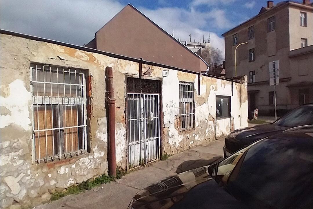 FOTO: Pozemok na Timonovej ulici sa nachádza v katastrofálnom stave. Dočká sa rekonštrukcie?, foto 3