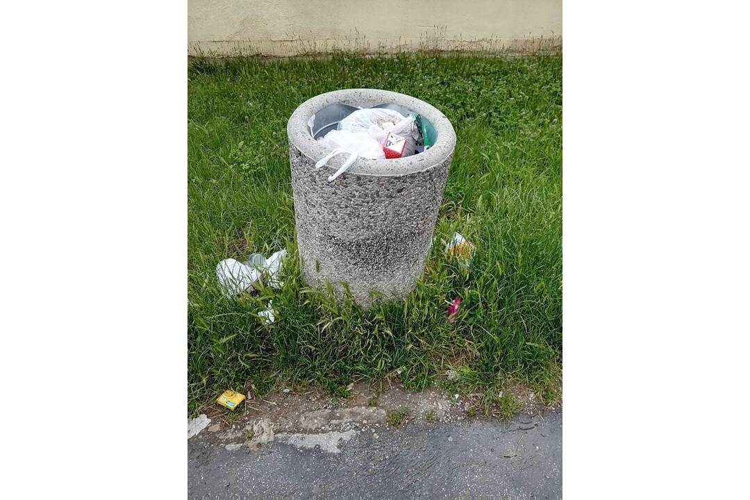 FOTO: V mestskej časti Nad jazerom prebiehajú údržbové práce, foto 6