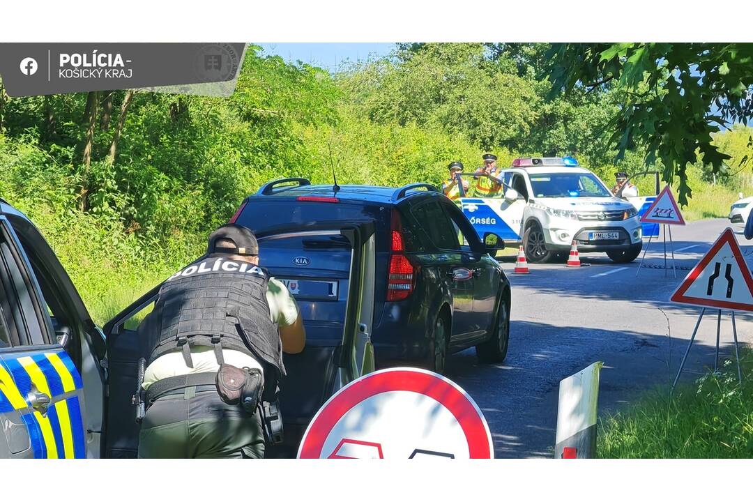 FOTO: Slovenskí a maďarskí policajti si vyskúšali spoluprácu pri fiktívnom prepadnutí benzínky, foto 5