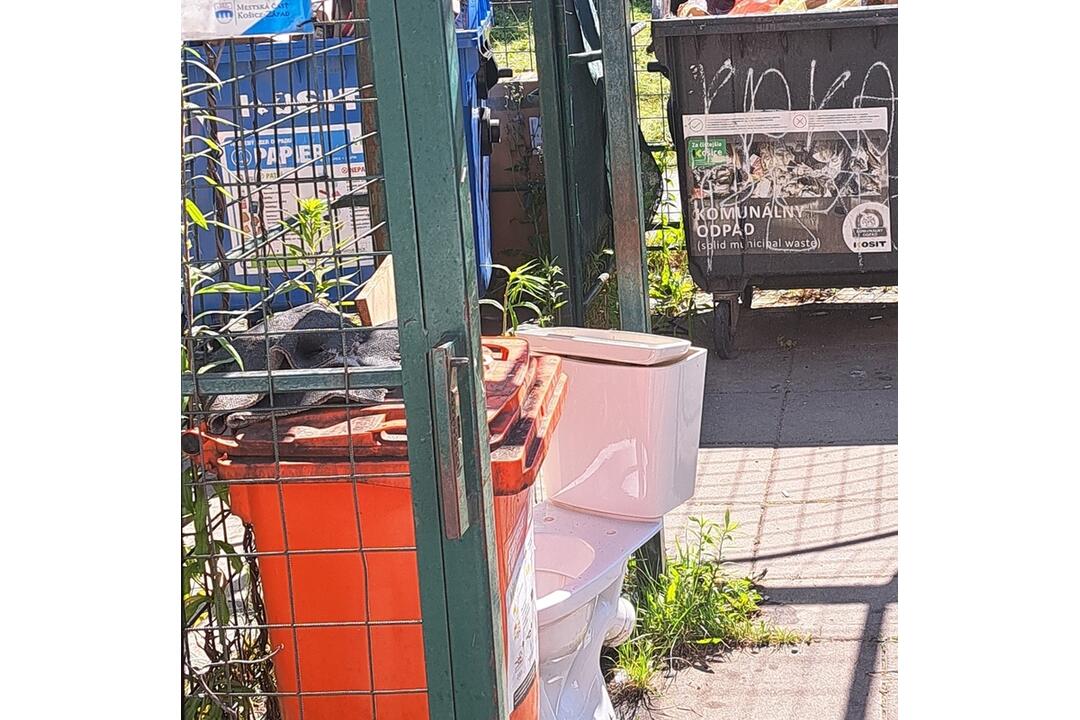 FOTO: Veľké upratovanie v mestskej časti Západ. Čo všetko po sebe obyvatelia nechali?, foto 6