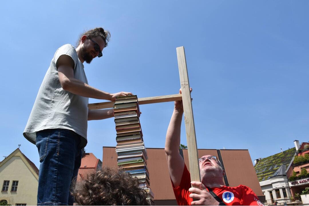 FOTO: Súťaž v stavaní stohov z kníh. Verejná knižnica prekonala vlastný rekord, foto 2