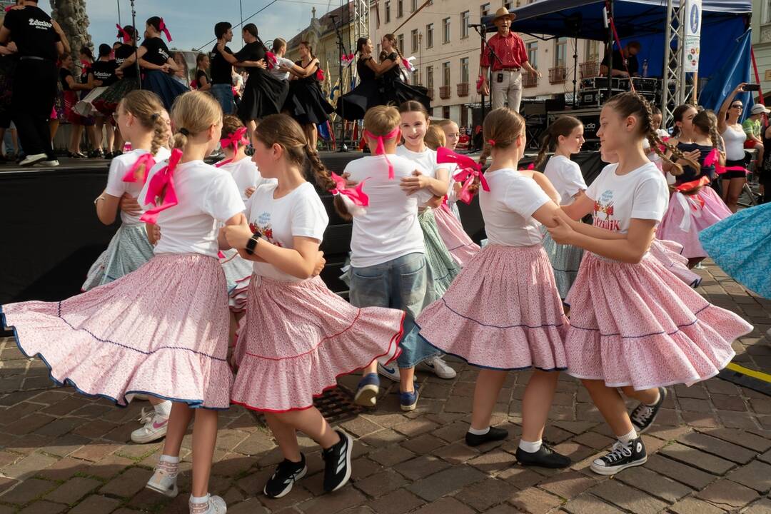 FOTO: Tancovanie karičky na Hlavnej ulici v Košiciach, foto 2