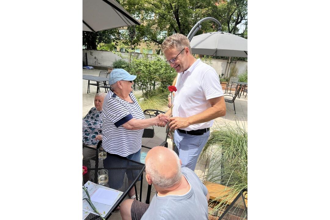 FOTO: Staromestskí oslávenci slávia jubileá. 101. narodeniny oslavujú so starostom, foto 4